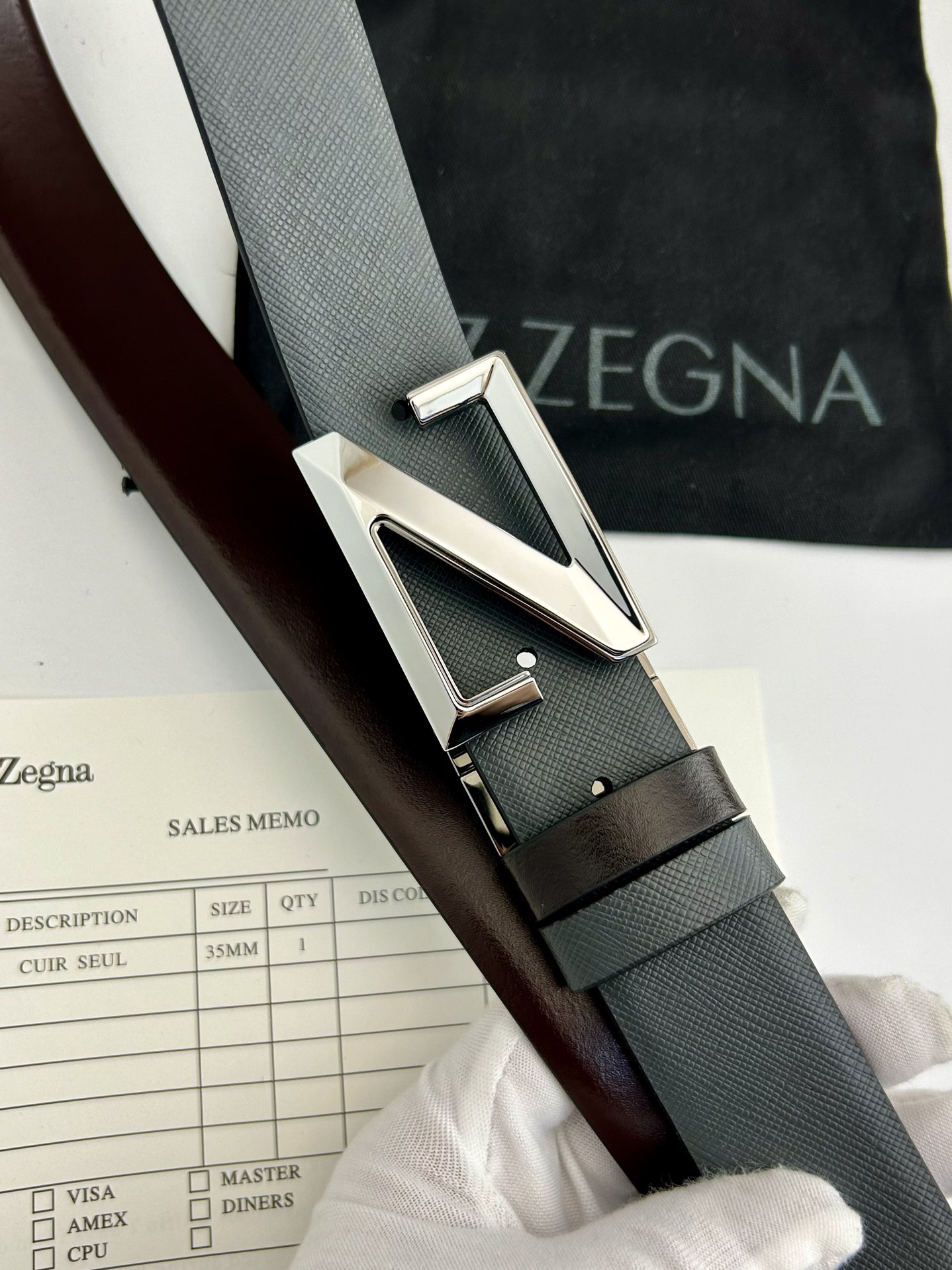 傑尼亞【Zegna】何謂當代男士 活動造型 系列，新款純銅旋轉Z字扣，雙面可用 隨心搭配，寬3.5cm，男士風尚的全新概念.