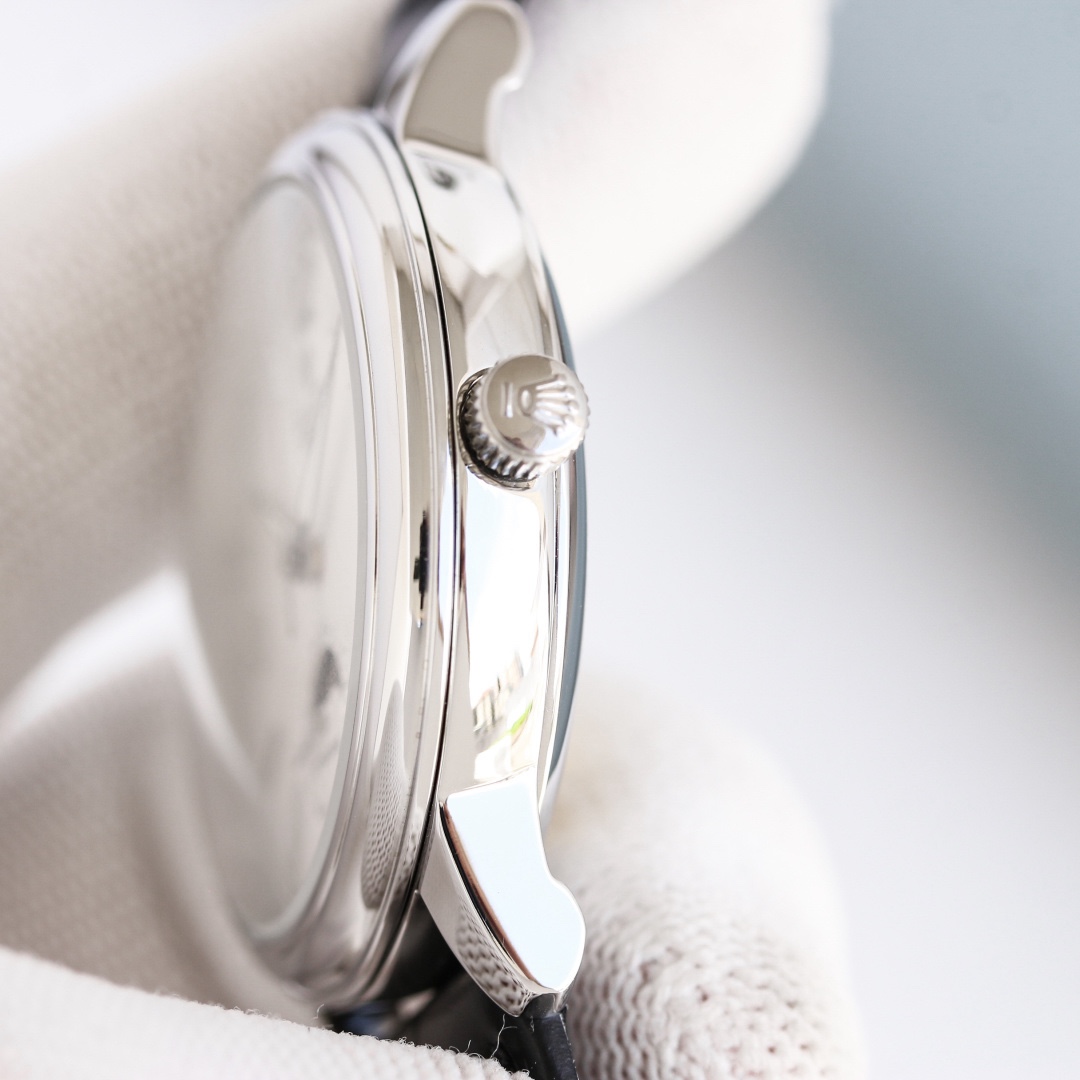 最新力作，市場最高版本最新推薦款，勞力士👑切利尼月相系列.男士腕表簡單不失大氣[勝利]搭載精准瑞士ETA2824-2機芯（6字位真日曆與24小時日月星辰功能）40mm表徑，316精鋼表殼，耐磨抗刮藍寶石玻璃，原裝品質針扣，具備超強防水功能，搭配意大利牛皮讓手腕更貼合舒適！TW工廠出品的勞力士充分體現了高級制表業最純粹的傳統！適合各種商務場合，簡斂精緻不失優雅！