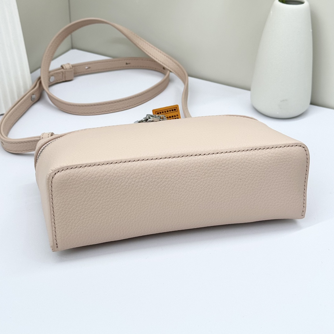 𝓛𝓸𝓻𝓸 𝓟𝓲𝓪𝓷𝓪諾悠翩雅
𝑬𝒙𝒕𝒓𝒂 𝑷𝒐𝒄𝒌𝒆𝒕 𝑳𝟏𝟗 
這是一款大開口結構的功能性設計的手拿包，經典風格和簡約設計的組合體。包身採用進口原廠小牛皮材質，輕微的錘紋呈現優雅的紋理，內里採用進口原廠小羊皮。皮革手柄和可拆卸肩帶，可打造出不同背法實用百搭。雙向拉鍊開合，搭配My Charms銀色金屬掛飾。（LP特級全鋼配件五金）
size：11×19×6.5cm
貨號：FAN4046
配套全套專櫃禮盒包裝🎁