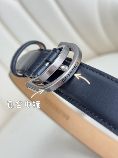 巴黎世家（Balenciaga）寬度2.5cm 是法國的奢侈品牌，作為時尚界最具影響力品牌之一的地位。設計師源於：都市時尚潮流獨特的設計風格，採用進口小牛皮製作；搭配純銅復古五金，使其更具魅力。值得擁有的百搭精品