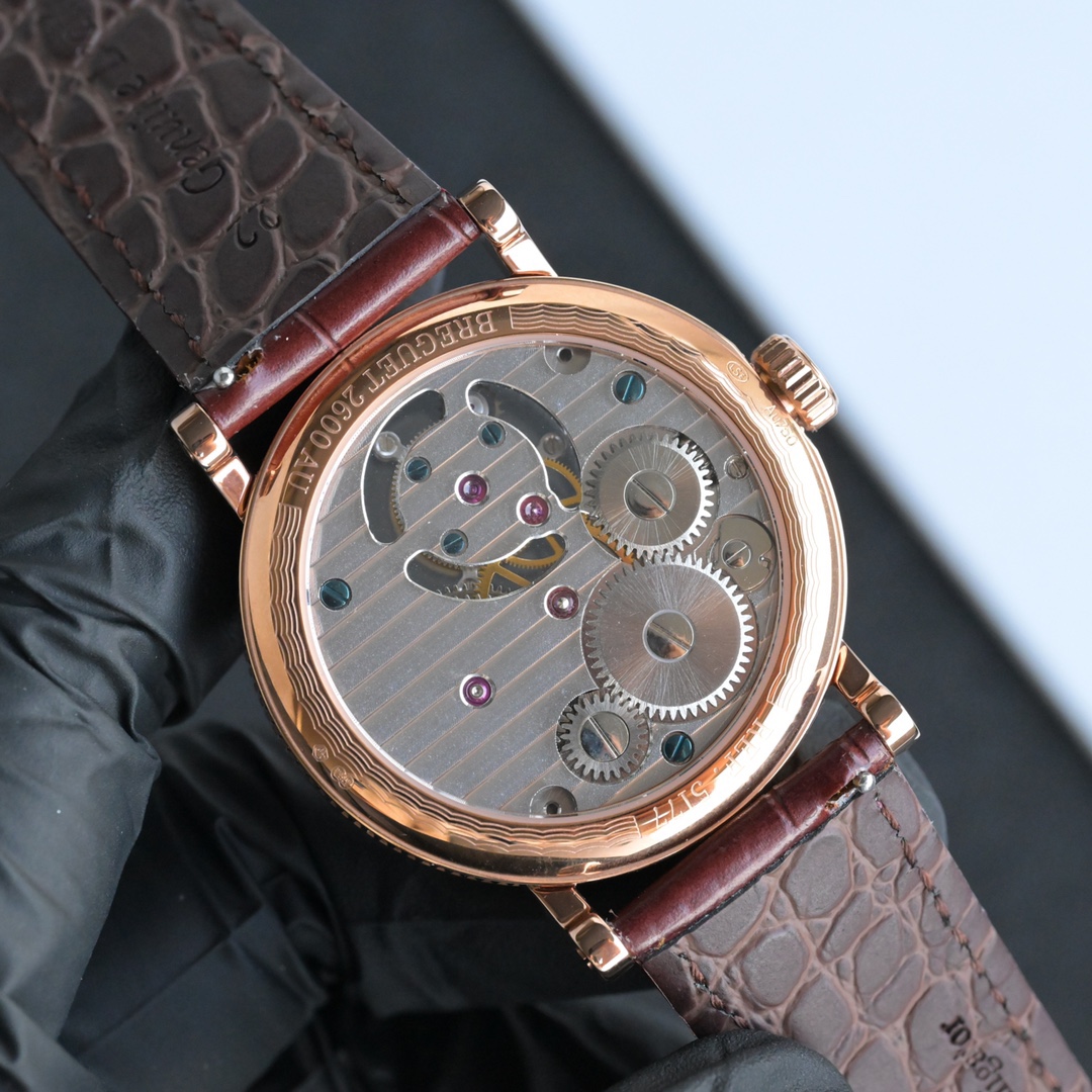 224年前，阿伯拉罕-路易·寶璣先生在他所創立的巴黎鐘錶堤岸制表工坊中，創造了制表史上令無數人贊嘆的陀飛輪調速裝置。這一無比複雜的精密機構彰顯了寶璣先生卓然超群的遠見與創想，時至今日仍對高級制表業有著重要意義。至今，陀飛輪的作用和意義已不僅是提高走時的精准度，而是譜寫了制表領域的輝煌篇章。寶璣陀飛輪時計臻品在百年徵程中不斷創新，超越自我，集精湛機械製造技藝與深厚美學原理於一身，創制出演繹複雜迷人的機械世界。腕表的表冠上刻有著名的寶璣品牌標誌，從側面我們可以看到表王寶璣著名的錢幣紋飾，代表著溫文爾雅