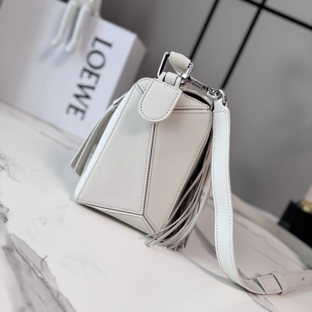 L⊚℮w℮🌟新款🆕小號經典牛皮革Fringe Puzzle手袋
Puzzle 以別具一格的幾何線條勾勒長方體造型*此小號版本採用經典牛皮革製成，搭配手工打結流蘇裝飾。手袋為新春系列作品。小號Puzzle可以容納例如一隻大號錢包，所有尺寸的手機和太陽鏡，肩背或斜挎*手拿或頂部提手攜帶*肩帶可調節，可拆卸*一個內部插袋和一個外部後方拉鍊口袋*拉鍊開合帶牛皮革拉鍊頭*人字紋棉質帆布襯里Anagram 壓紋🌟
size:24*10.5*16CM
型號：062611（配全套包裝）