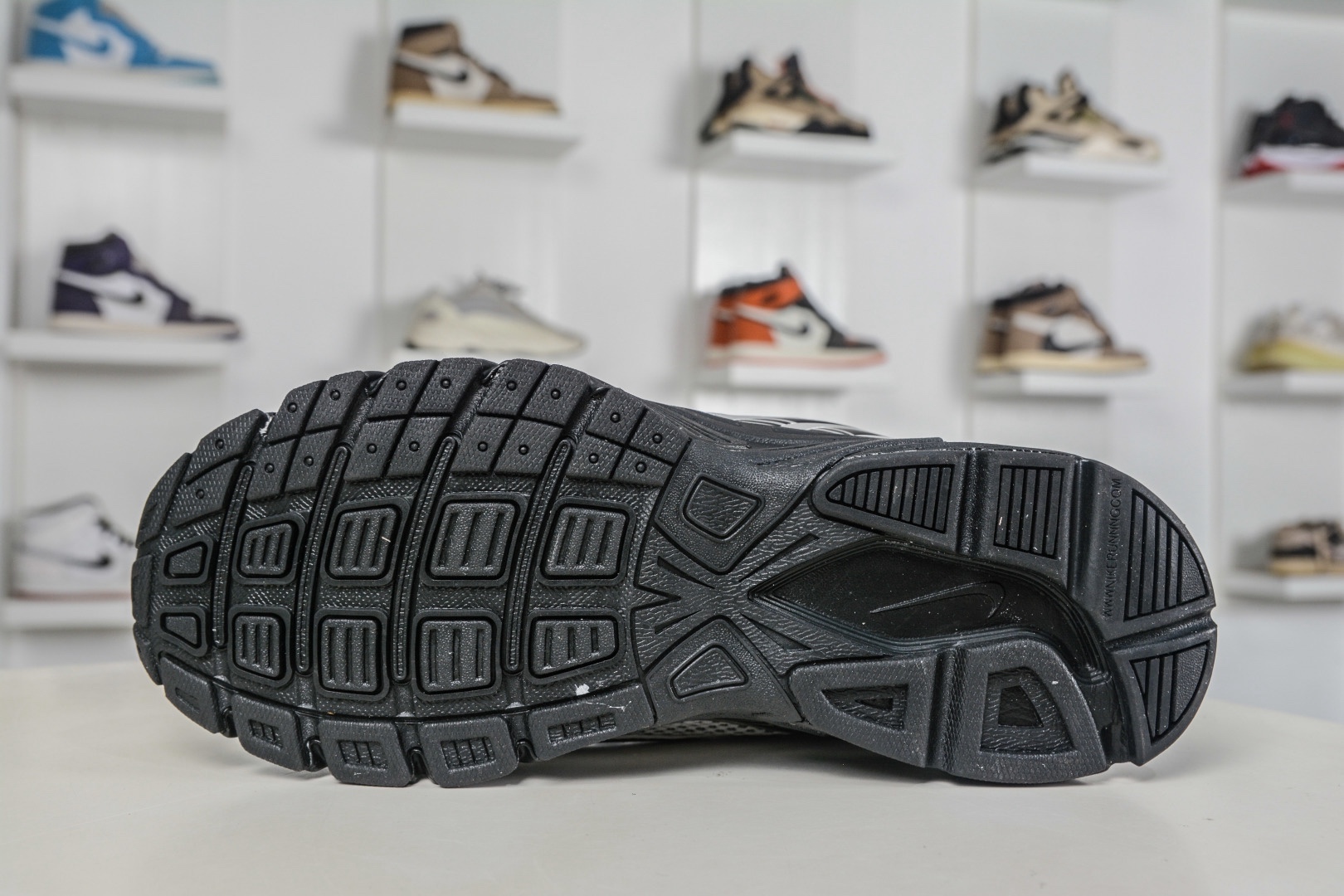 NK Air Zoom Vomero 20 經典復古潮流運動跑鞋 
貨號：HM0829 111
SIZE：36 36.5 37.5 38 38.5 39 40 40.5 41 42 42.5 43 44 45