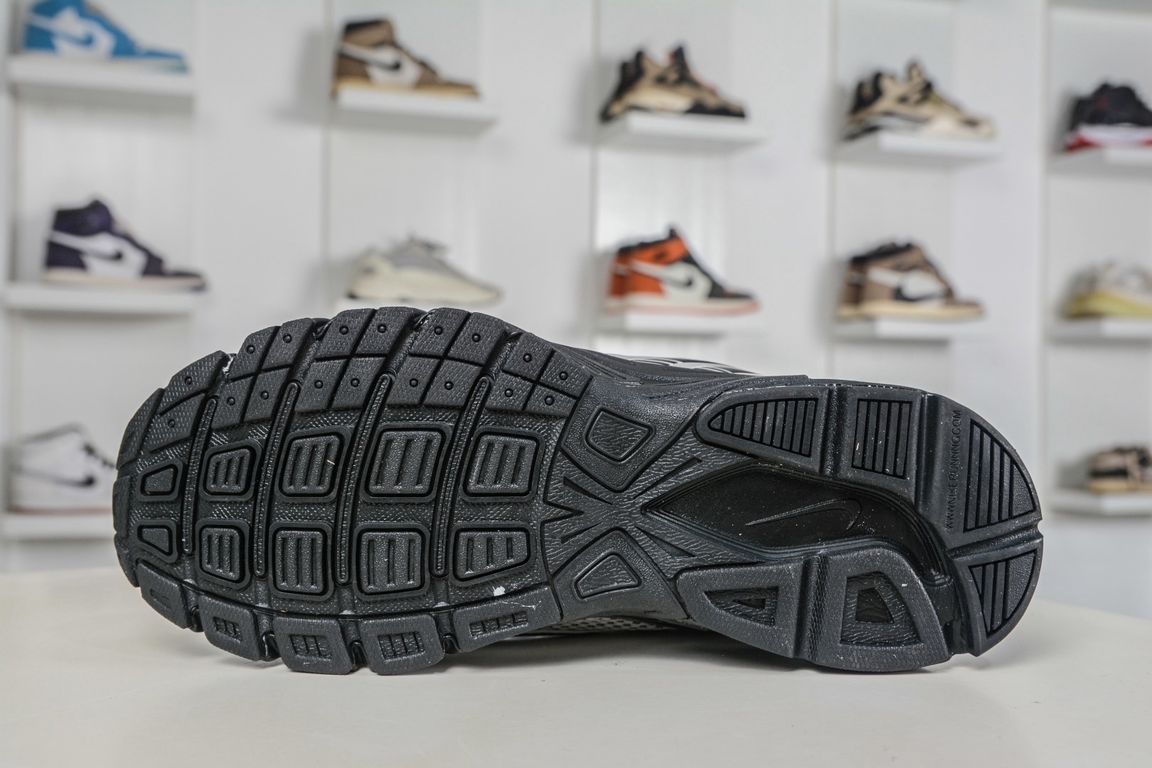 NK Air Zoom Vomero 20 經典復古潮流運動跑鞋 
貨號：HM0829 111
SIZE：36 36.5 37.5 38 38.5 39 40 40.5 41 42 42.5 43 44 45