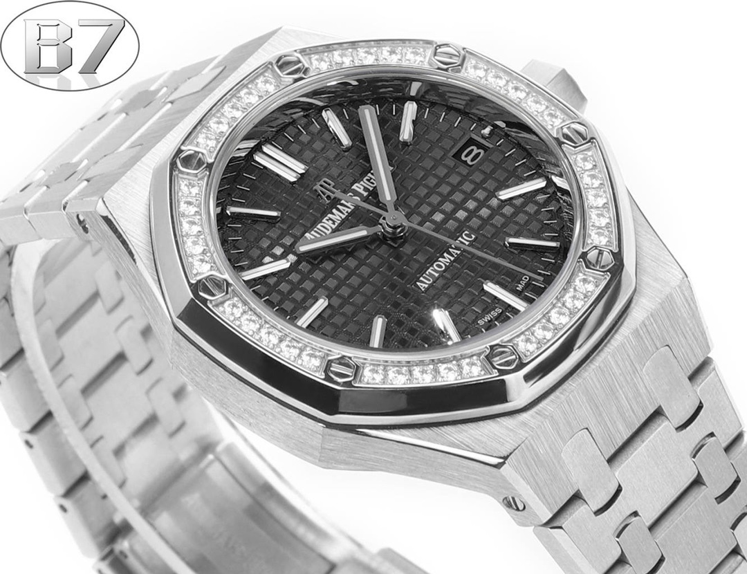 AP愛彼 女款愛彼皇家橡樹 剔除機芯甲板多餘部分，使之變得更加鏤空——成就鋼表巔峰—— 實力演繹 衛冕“鋼”王！【6大精妙之處】1.正品拆解開模，尺寸為37毫米與正品一致！2.完美還原正品表殼的每一處細節，盡顯正品“稜角分明 堅毅果敢”的陽剛氣質。3.鋼帶的做工無可挑剔，比市面上任何鋼帶表做工均要更上一層樓，鋼帶頭粒和表頭銜接的“緩衝帶”的鬆緊程度與正品一模一樣。4.自動陀的與原裝致敬，是市面唯一做到顏色於原裝一致的版本（市面一般版本均偏紅）其上的ap族徽雕刻獨一無二。
