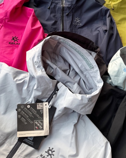 KAILAS凱樂石博格達衝鋒衣！防風防水透氣保溫，六色可選！面料採用與100D Gore-Tex Pro同級防護科技，人性化剪裁設計立體剪裁在肩部、肘部預留充足活動空間，背負重包時也不會束縛動作。風帽後側設有抽繩調節系統，暴雨時收緊可防止雨水糊臉；袖口採用鈎環固定，大幅活動時不易移位。透氣與輕量平衡腋下雙拉鍊設計能在運動時形成有效通風。整體重量控制得當，長途徒步不會造成負擔。可拆卸內膽：三合一設計最驚喜的是羽絨內膽
羽絨內膽特別輕便，保暖效果很好；可拆卸，很方便穿脫，拆掉羽絨內膽，就是一件風殼