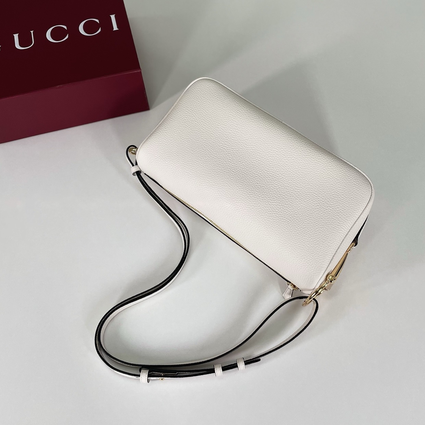 Gucci Half Horsebit系列中號肩背包，煥新呈現Gucci Half Horsebit系列，以現代風格煥新演繹品牌最具標誌性的元素之一。該系列巧妙融蘊休閒廓形與標誌性的半馬銜扣配件，這也是其名稱的由來。款號860787白皮，尺寸31.5X17X12