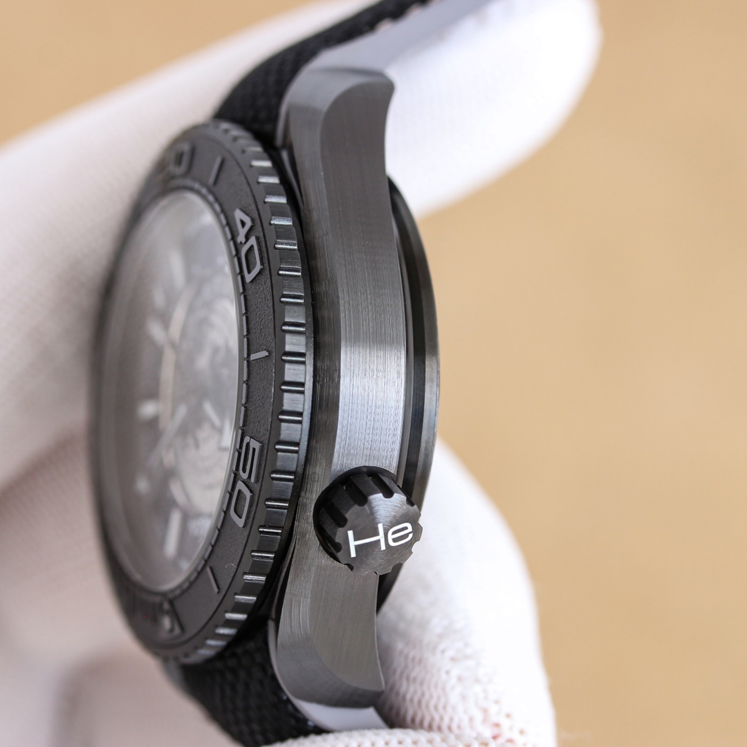 
ZW歐米茄，全新“全陶瓷”600米世界時！海馬系列海洋宇宙世界時腕表！
歐米茄呈獻全新海馬系列海洋宇宙世界時腕表。自環球旅行中汲取靈感，全新腕表沿襲了著名的"深海之黑"腕表的經典設計風格，黑色二氧化陶瓷打造的45.5毫米表殼，防水深度高達600米。
錶盤中央設有鳥瞰地球錶盤，以5級鈦金屬打造，激光燒蝕技術雕刻出陸地輪廓，並經過漆面處理。內錶盤外側設有24小時刻度環，並區分指示夜晚和白天🌞🌙。
Naiad Lock 表背之下，至臻天文台認證的8938機芯清晰可見