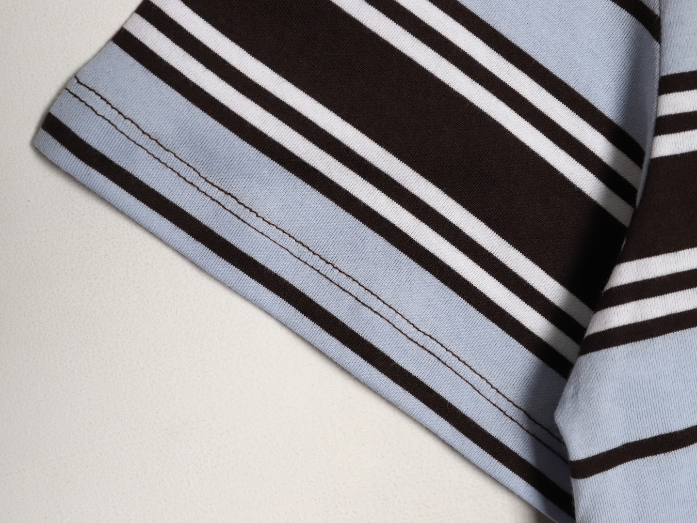 🔝PRADA普拉達PRD 藍色條紋口袋短袖T恤
定制精密60支雙股尊享條紋料，人體學立體裁剪，慢工出細活，做工複雜，繁瑣 時效慢，損耗高，手工紅外線畫線口袋，以紅外線技術為輔助，實現口袋位置的精准定位與標記，即保留了手工縫製的精細與靈活性，面料都經過澆洗，手感質感更佳，不易變形，不易縮水，不易褪色，合身版型
B Size：36 38 40 42