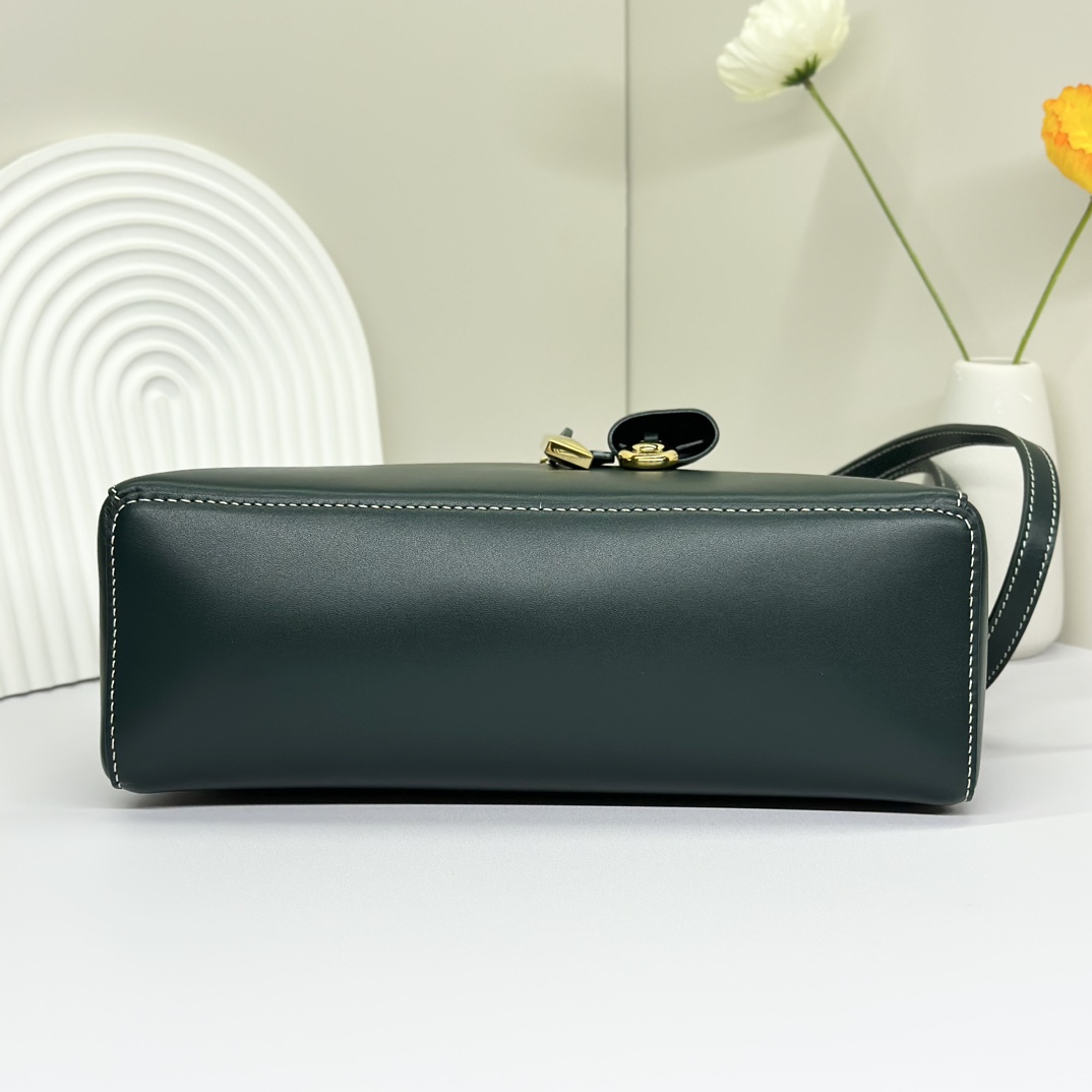 𝓸𝓻𝓸 𝓟𝓲𝓪𝓷𝓪 諾悠翩雅
𝑬𝒙𝒕𝒓𝒂 𝑩𝒂𝒈 𝑳𝟐𝟕 
寬開口加大容量斜挎包，包型設計更立體更有型，包身採用進口原廠小牛皮，手感柔軟而獨特，包包內部結構多了內袋。雙向加長拉鍊開合，配有My Charms金色金屬掛飾（LP特級純鋼五金配件）
size：27*16*10釐米
配全套專櫃禮盒包裝🎁