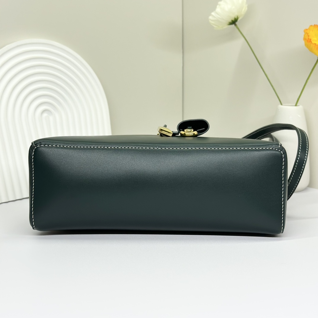 𝓸𝓻𝓸 𝓟𝓲𝓪𝓷𝓪 諾悠翩雅
𝑬𝒙𝒕𝒓𝒂 𝑩𝒂𝒈 𝑳𝟐𝟕 
寬開口加大容量斜挎包，包型設計更立體更有型，包身採用進口原廠小牛皮，手感柔軟而獨特，包包內部結構多了內袋。雙向加長拉鍊開合，配有My Charms金色金屬掛飾（LP特級純鋼五金配件）
size：27*16*10釐米
配全套專櫃禮盒包裝🎁