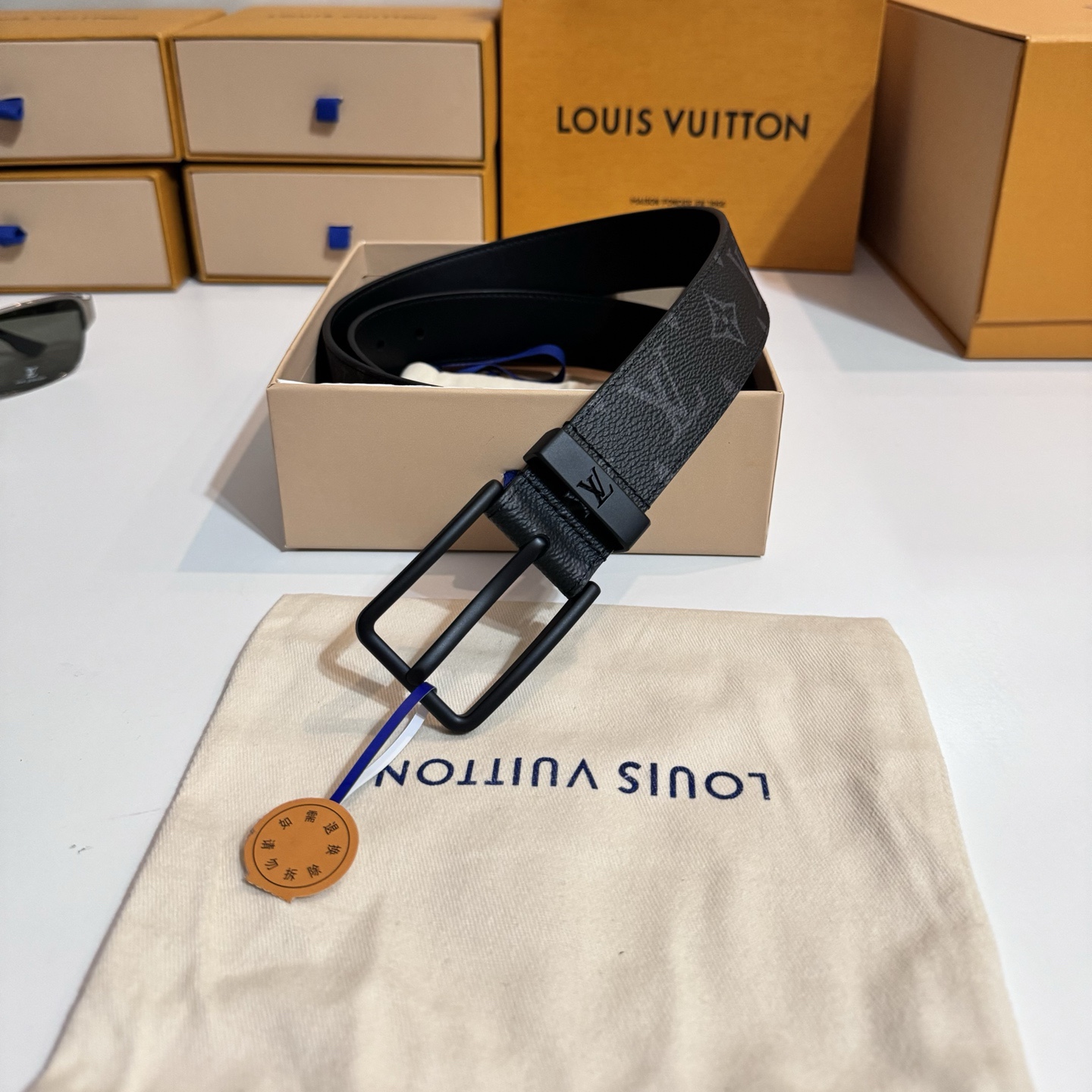 
寬度：3.5cm Frog 雙面腰帶以創意筆觸展現千禧潮流風範，巧妙致敬鄉村搖滾文化。做舊皮革令 Damier 格紋流露復古韻致，圓潤方形搭扣回溯品牌經典硬箱元素🆚