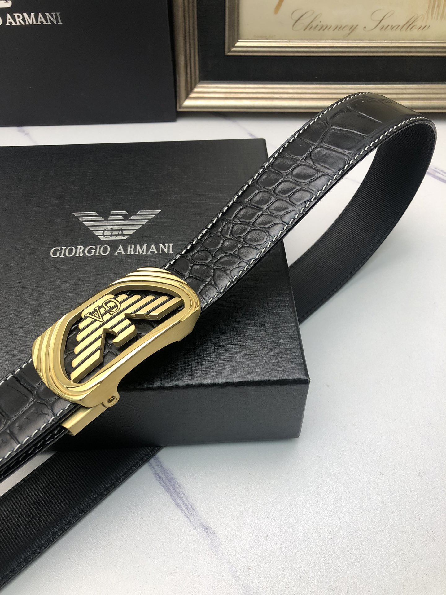 阿曼妮：原單頭層牛皮鰐魚紋面，內襯頭層小牛皮底，搭配原單自動扣，可裁剪的自動帶，此款腰帶面雙採用意大利原定廠制進口牛皮帶身 ，對專版櫃足寬3.5