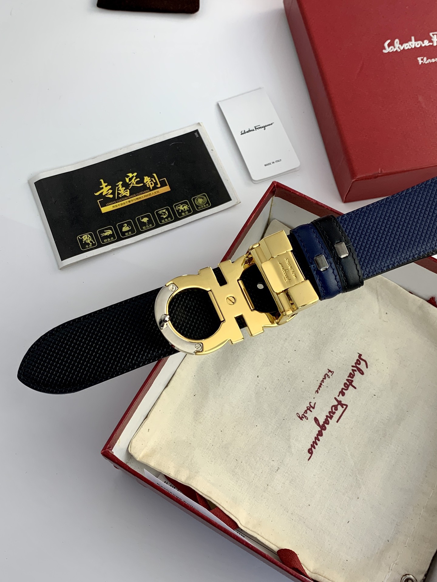 〖F家〗這款皮帶採用雙面小牛皮，搭配新款純銅扣，打造高雅考究的造型。寬3.5cm，長度可調節，達到量身定制般的修身效果。