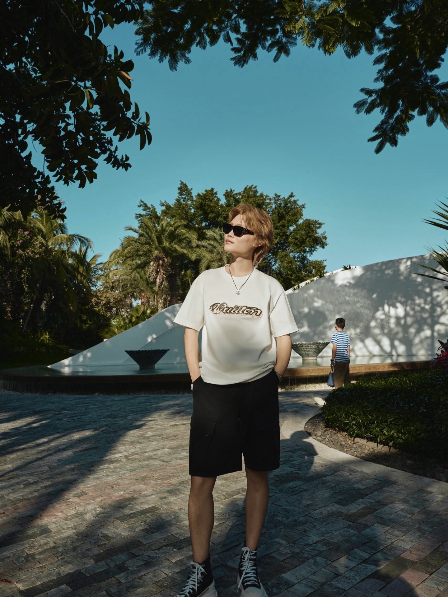 🔝LOUIS VUITTON LV 亮片字母特種刺繡短袖T恤
正品購入，26支雙紗全棉精梳棉220克，1*1索羅娜羅紋280克，特種刺繡，面料酵洗，定制亮片、章仔、商標，合身版型
B Size：S-XL