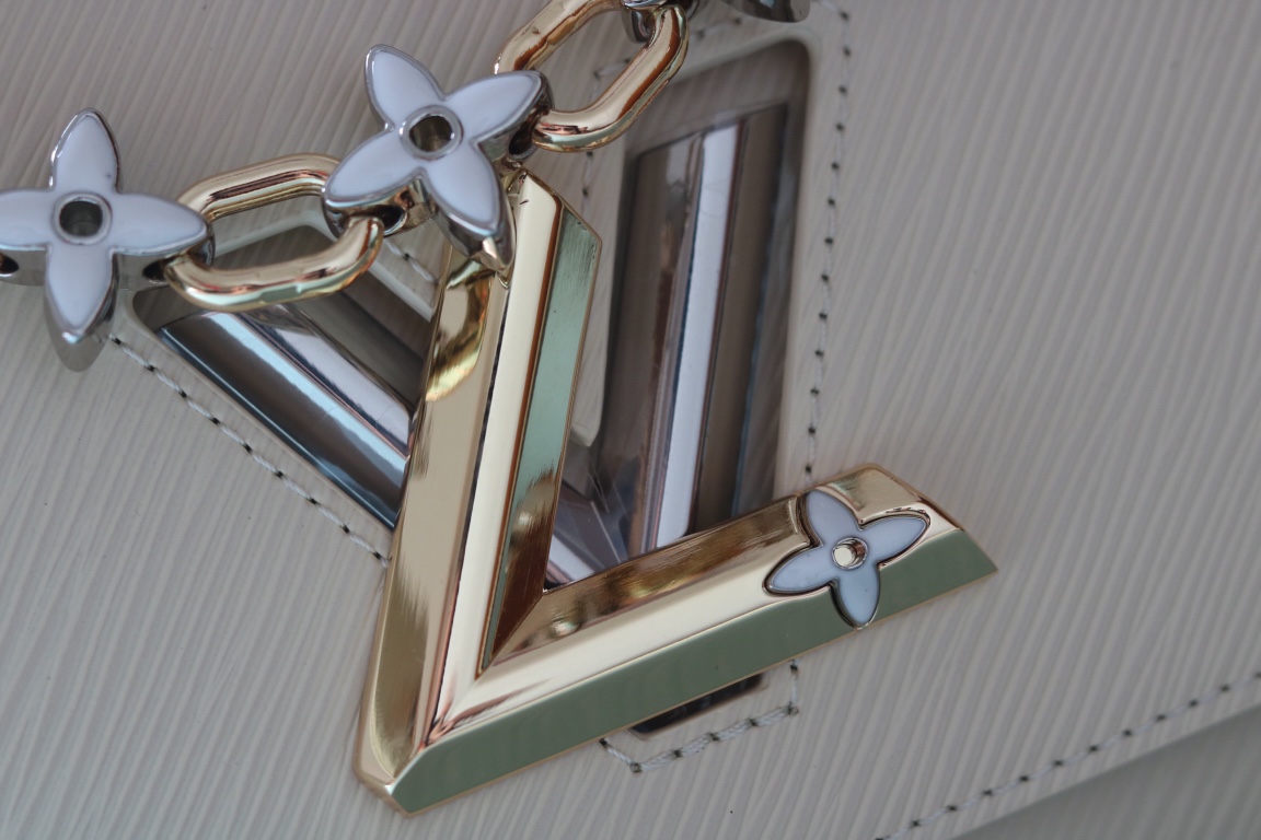 [玫瑰]最新歐洲版本[玫瑰] 原版品質[玫瑰]款號:50500/M24044/M24043[玫瑰]Twist MM LV Bloom手提包以迷人的新細節迎接春天。它採用了深色Epi皮革，帶有LV簽名迷人的雙色旋轉扣，並配有裝飾，短鏈上鑲嵌著精緻的單體花朵。由於優雅的可拆卸皮革肩帶和寬敞的多孔內部，她是一個精緻而多功能的伴侶。

23x17x9.5釐米(長度x高度x寬度)
裝配·光滑皮革內襯金色和銀色配件帶有LV簽名旋轉
.皮帶:可拆卸和可調
.皮帶長度(承載，最小):31.0釐米
