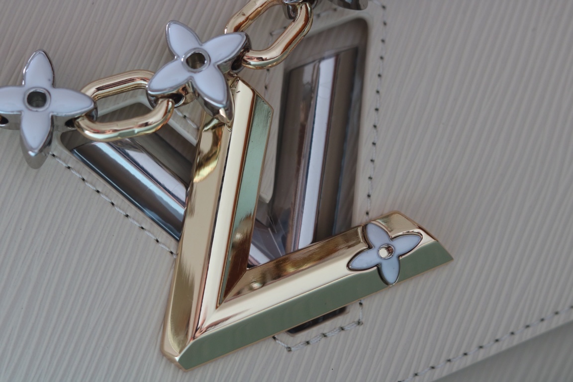 [玫瑰]最新歐洲版本[玫瑰] 原版品質[玫瑰]款號:50500/M24044/M24043[玫瑰]Twist MM LV Bloom手提包以迷人的新細節迎接春天。它採用了深色Epi皮革，帶有LV簽名迷人的雙色旋轉扣，並配有裝飾，短鏈上鑲嵌著精緻的單體花朵。由於優雅的可拆卸皮革肩帶和寬敞的多孔內部，她是一個精緻而多功能的伴侶。

23x17x9.5釐米(長度x高度x寬度)
裝配·光滑皮革內襯金色和銀色配件帶有LV簽名旋轉
.皮帶:可拆卸和可調
.皮帶長度(承載，最小):31.0釐米
