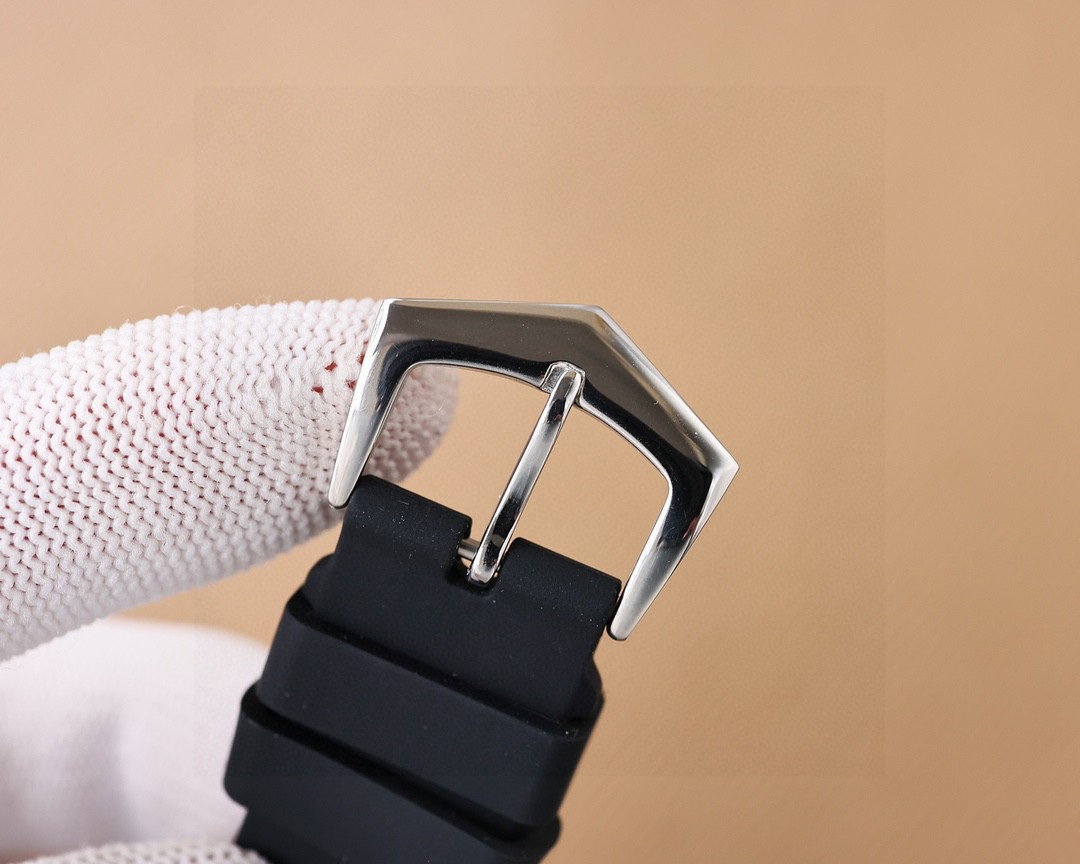 
推出最新款式百達翡麗PATEK PHILIPPE高版本高級自動腕表！男士腕表➡簡單不失大氣  40mm表徑，316精鋼表殼，搭載原裝全新進口8215全自動機械機芯（零返修），耐磨抗刮藍寶石玻璃，進口意大利🇮🇹橡膠帶，原裝品質針扣，具備超強防水功能👍 復古風格，恆久魅力，高檔奢華，紳士必備🔥AD出品 精品不斷🔥