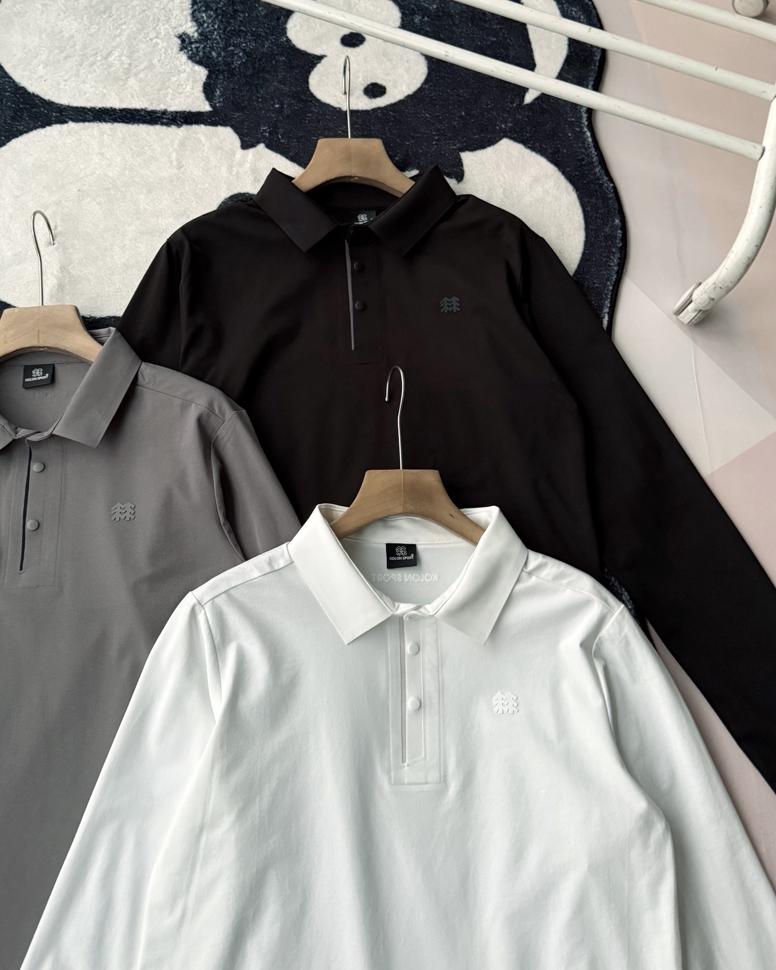 春季新款 KOLON SPORT可隆吸濕長袖防曬+抗菌SECOt恤翻領POLO
大身採用可隆自研面料，具有吸濕速乾，UPF215+防曬及Polygiene抑菌功能門襟採用激光切割工藝，結合肩部超聲波貼合工藝，提升細節品質感領口，門襟及下擺均採用熱壓工藝，外觀平整
