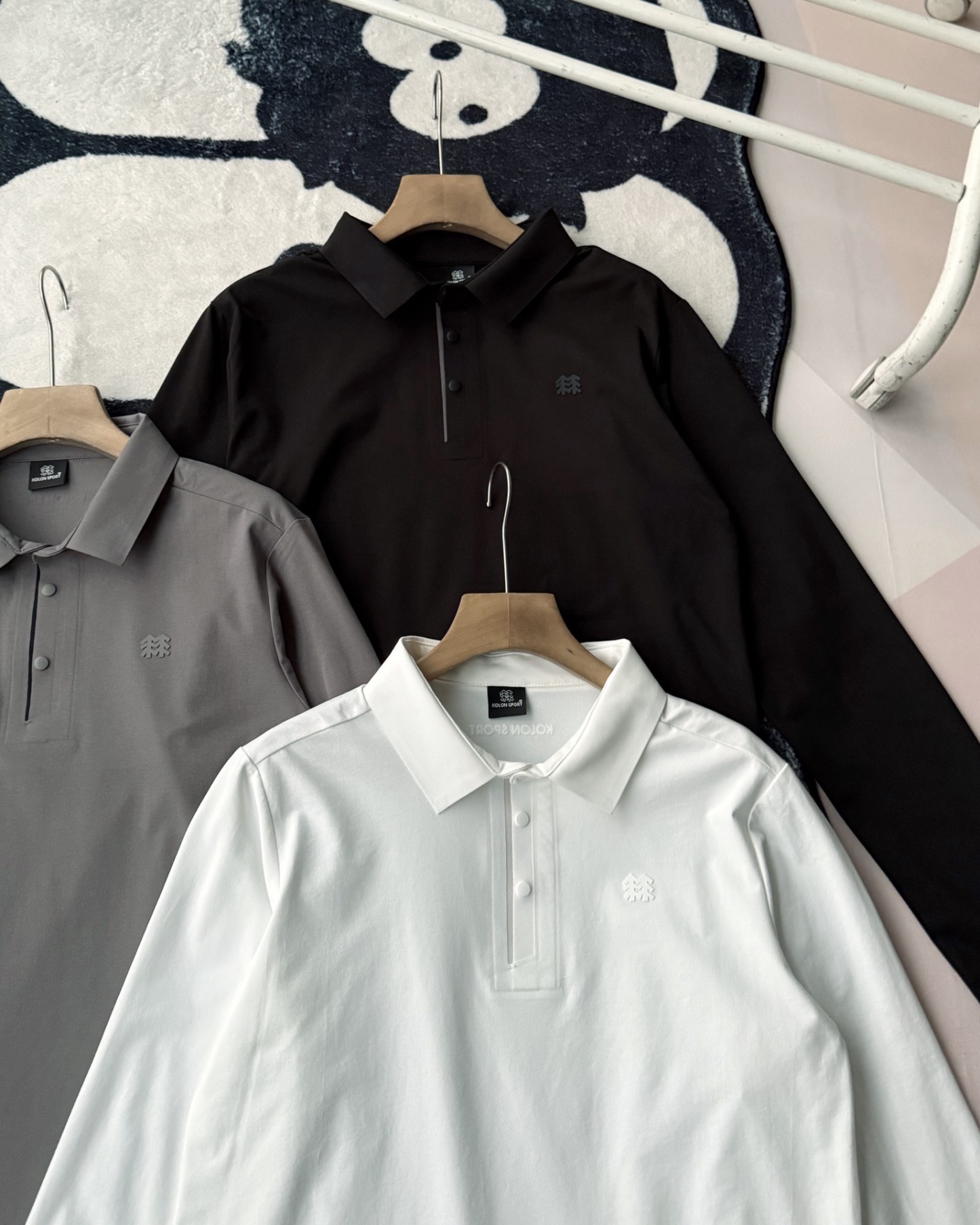 春季新款 KOLON SPORT可隆吸濕長袖防曬+抗菌SECOt恤翻領POLO
大身採用可隆自研面料，具有吸濕速乾，UPF215+防曬及Polygiene抑菌功能門襟採用激光切割工藝，結合肩部超聲波貼合工藝，提升細節品質感領口，門襟及下擺均採用熱壓工藝，外觀平整
