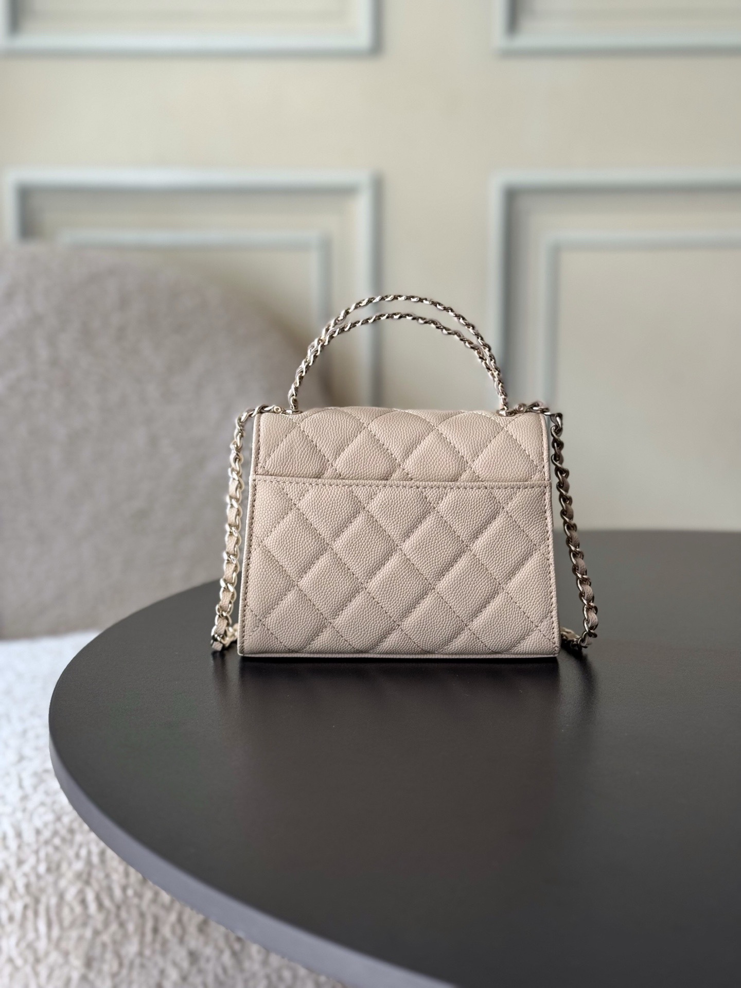 Chanel 25S 新款本季 最火的小球牛皮Kelly 手柄包
這顆絕對是黑馬
第一眼看到就深深愛上💕
顏值不必說 直接閉眼入不會錯
很好打理 也是百搭型
實現了單背斜挎腋下背手拎的效果📷
簡直就是福音〰️
很精緻 值得珍藏🔝

五金：全鋼18K淺金
皮料：獨家Haas小牛皮
尺寸：𝟏𝟒.𝟓*𝟏𝟏.𝟓*𝟓.𝟓 𝚌𝚖
型號：AS3237