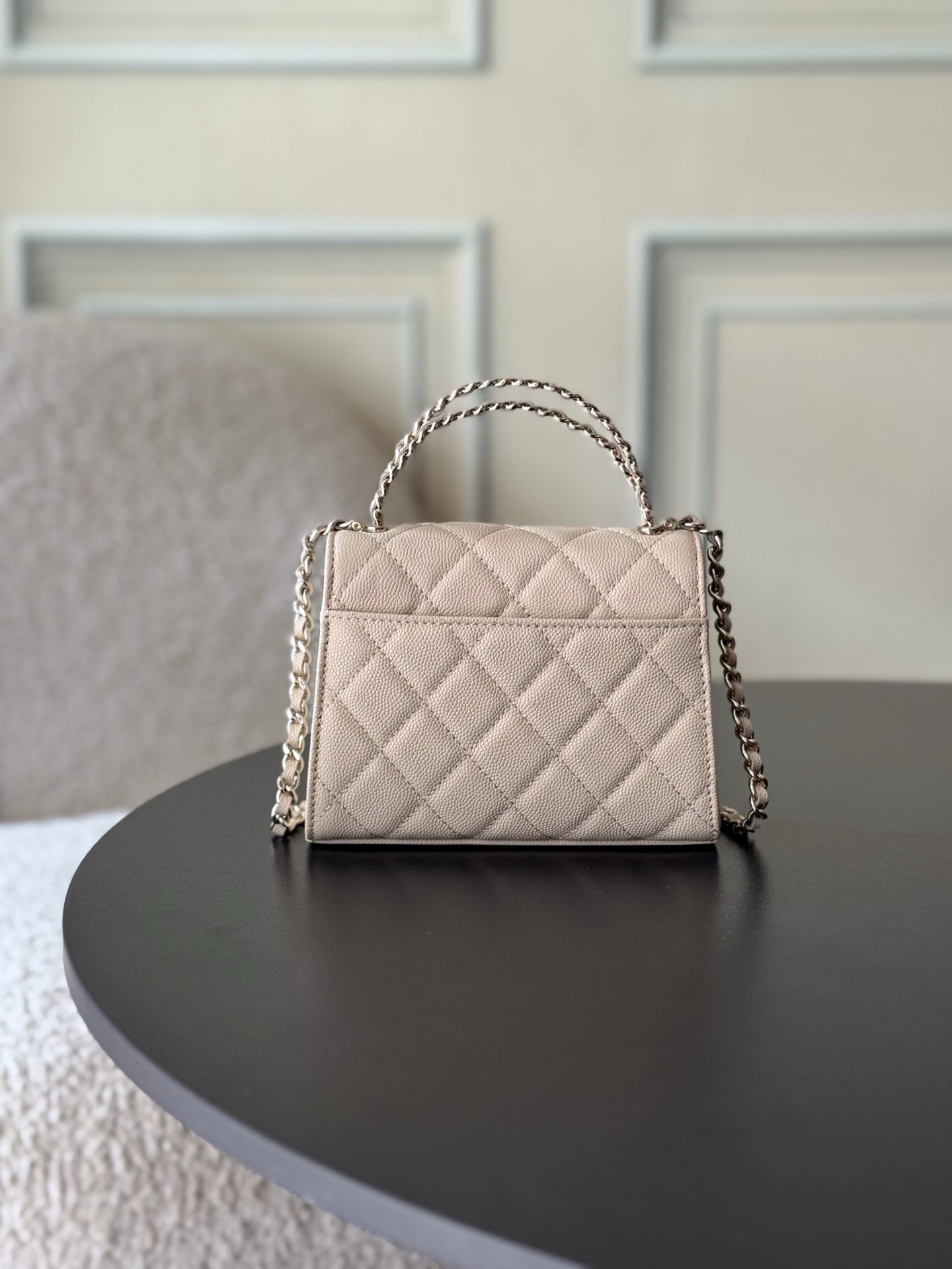 Chanel 25S 新款本季 最火的小球牛皮Kelly 手柄包
這顆絕對是黑馬
第一眼看到就深深愛上💕
顏值不必說 直接閉眼入不會錯
很好打理 也是百搭型
實現了單背斜挎腋下背手拎的效果📷
簡直就是福音〰️
很精緻 值得珍藏🔝

五金：全鋼18K淺金
皮料：獨家Haas小牛皮
尺寸：𝟏𝟒.𝟓*𝟏𝟏.𝟓*𝟓.𝟓 𝚌𝚖
型號：AS3237