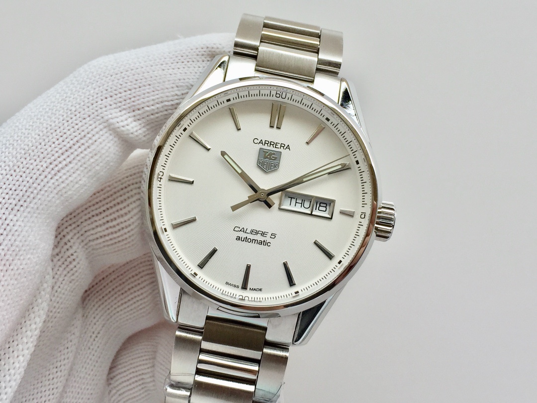 TAG泰格豪雅 卡萊拉系列WAR201A.FC6266 商務休閒款 中英文雙歷腕表 41毫米直徑 搭載2836 自動機械機芯 316L精鋼可配真皮錶帶 原裝折疊扣。