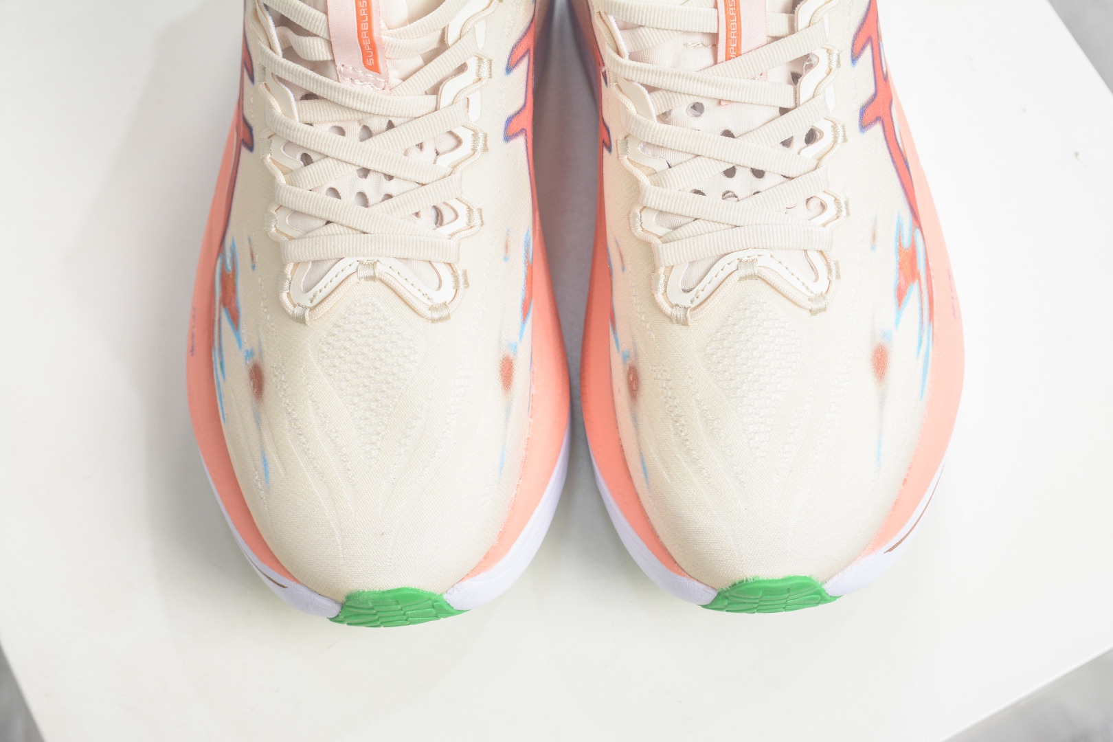 Asics SuperBlast 3 轻量回弹舒适透气支撑跑步鞋 
货号：1013A177 002
尺码：36 37 37.5 38 39 39.5 40 40.5 41.5 42 42.5 43.5 44 44.5 45