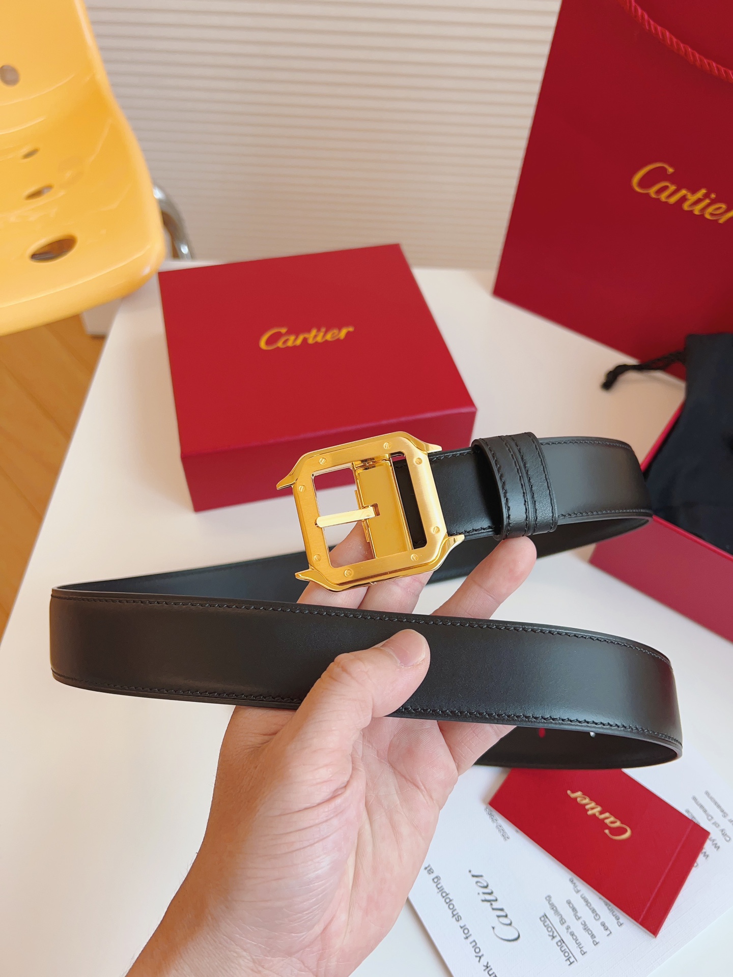 
Cartier（卡地亞）憑借匠心傑作展現與眾不同的美感，融合精湛工藝與經典設計，演繹雋永風格；瀟灑不羈，果敢獨立！此款式易搭配服飾；休閒正裝兩相宜。皮帶寬度：35mm