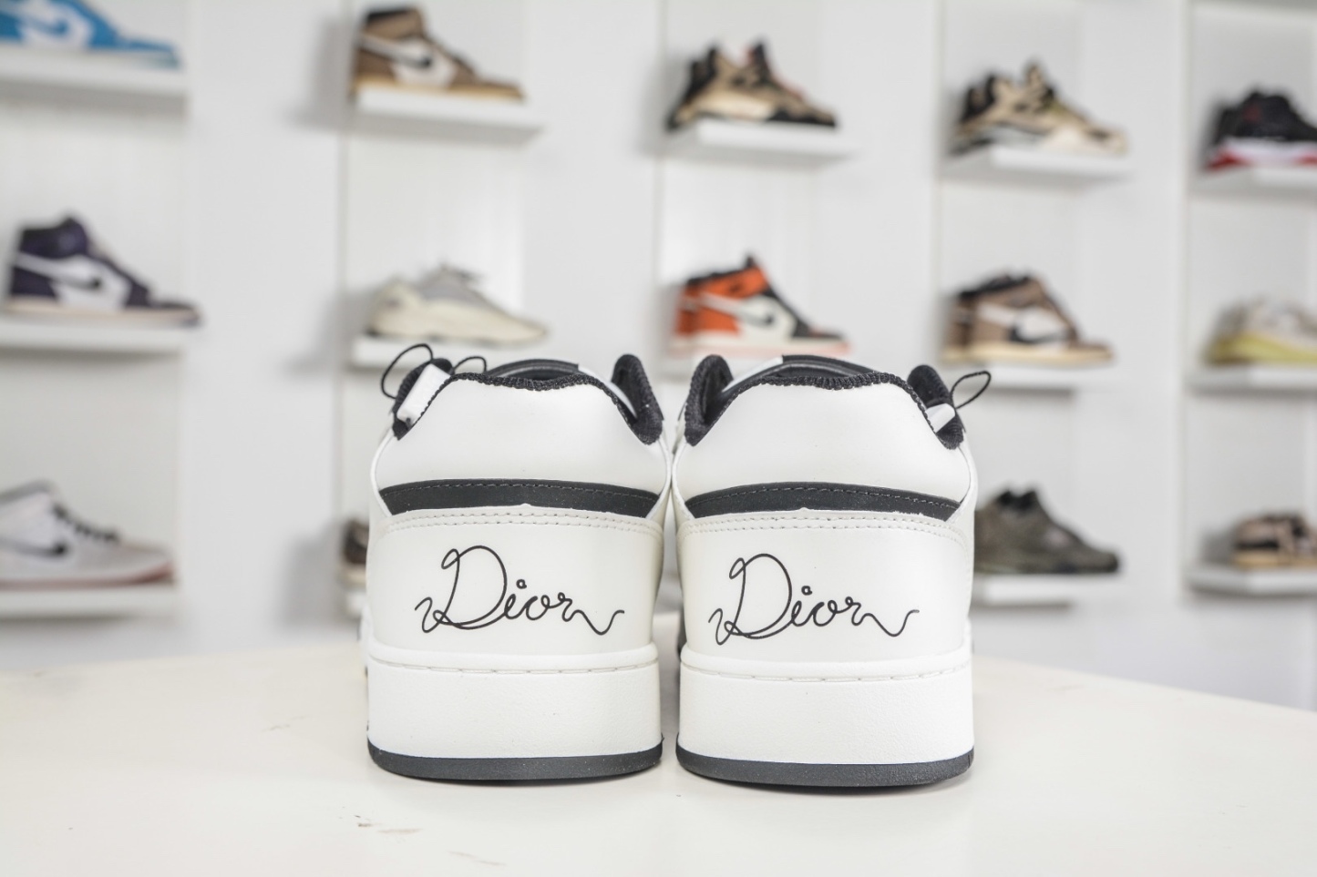 迪奧 B27休閒運動鞋 延續 Dior的經典款式B27 
尺碼：39 40 41 42 43 44 45