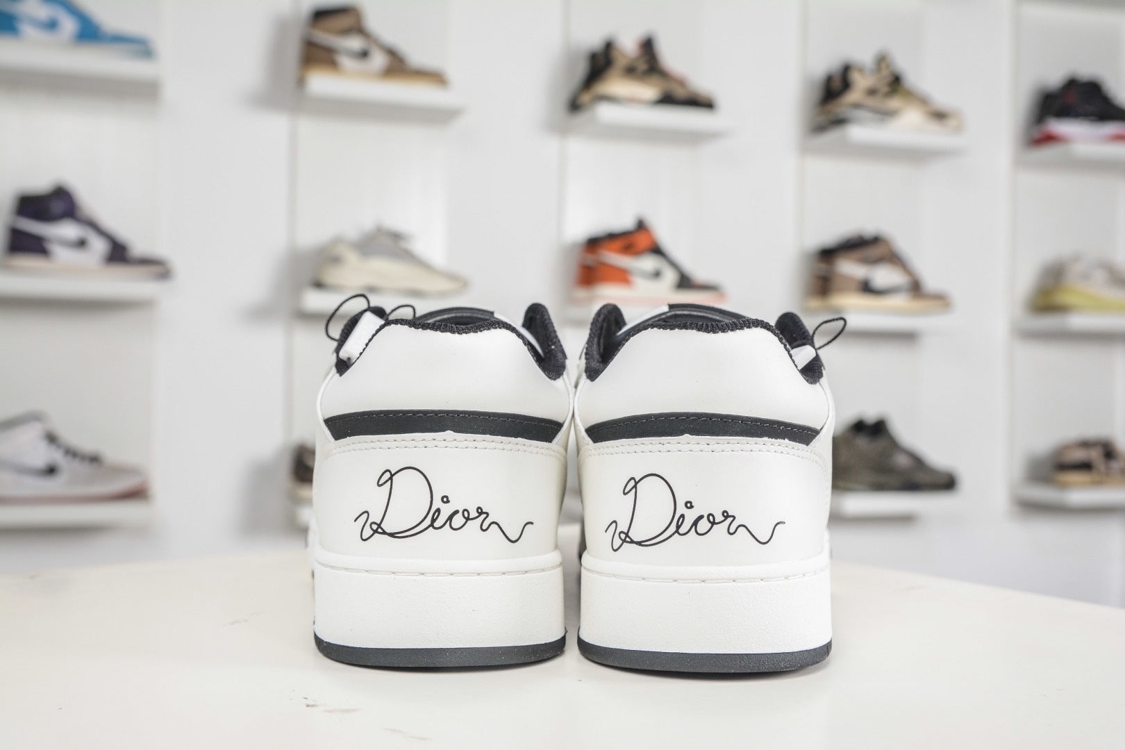 迪奧 B27休閒運動鞋 延續 Dior的經典款式B27 
尺碼：39 40 41 42 43 44 45