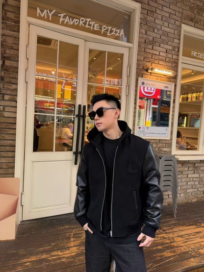 🔝CELINE賽琳CE 大C毛呢皮袖連帽外套
主體採用羊毛混紡面料，經特殊編織工藝打造，質地厚實而不失柔軟，呈現細膩的啞光光澤。羊毛纖維經過預縮處理，有效避免穿著後的變形與起球，同時保留天然的保暖性與透氣性。衣袖部分選用皮革，通過特殊處理賦予皮革細膩的粒面紋理與溫潤光澤，隨著穿著會逐漸形成獨特的使用痕跡，成為專屬的時光印記。內襯採用100%粘膠纖維，手感絲滑且垂墜感佳，與面料形成良好的內外呼應，提升穿著舒適度。
胸前C字貼飾採用毛巾繡工藝，以6mm粗細的紗線層層堆疊，形成飽滿的立體肌理。刺繡