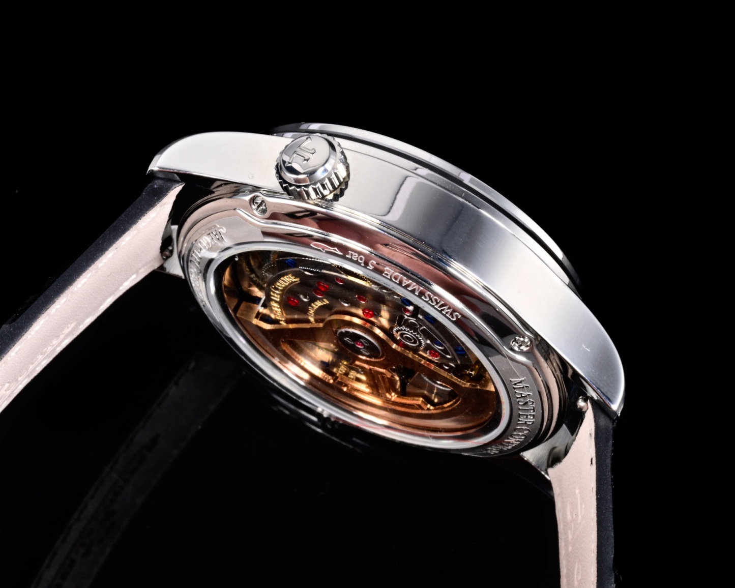 Factory出品
【市場最高版本】JL積家 各路大咖都叫它大醜 其實賦予的是極高贊美 論品味與外觀 在鐘錶界有著舉足輕重的地位 戴出去怎麼都是長臉 各種彰顯品味 Master 地理學家大師系列 Q1428421 復刻版全新升級 多功能腕表 升級Cal.939A機芯 打磨效果更近原裝 升級軸 自動陀為玫金邊 字面紋路清晰 功能：日期顯示 雙時區 動力儲備顯示 316L精鋼  直徑42mm  原裝折疊扣！V+ Factory匠心之作 值得你擁有！