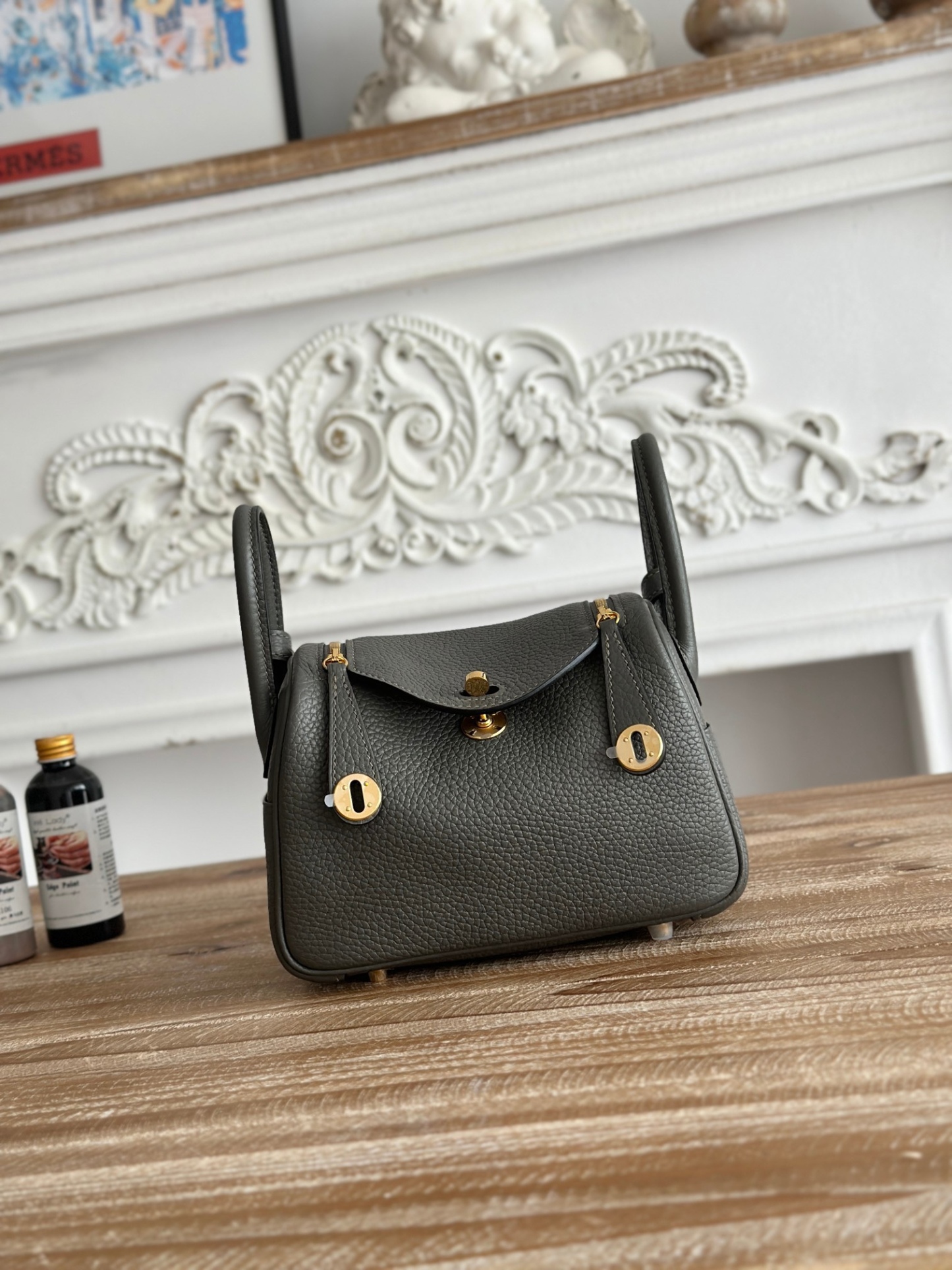 琳迪lindy 19cm	
Tc皮 蜜蠟線半手工縫製
lindy19保留了琳迪包所有細節的完整設計，側口袋、拉鍊等全部都是經典的設計√
這只小可愛暴擊了多少人的少女心