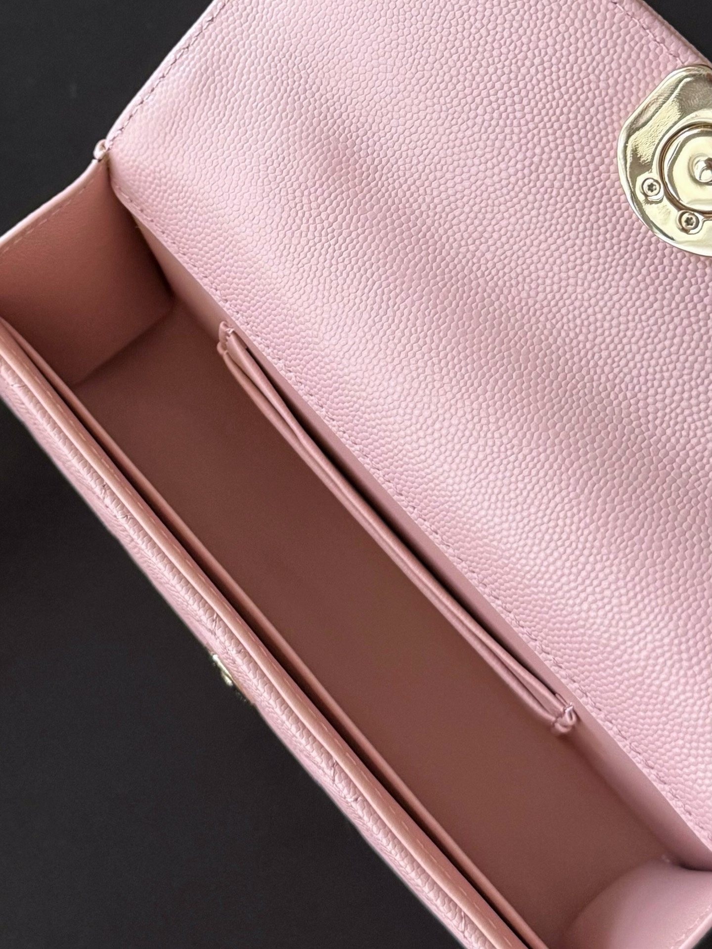 Chanel 25S 新款本季 最火的小球牛皮Kelly 手柄包
這顆絕對是黑馬
第一眼看到就深深愛上💕
顏值不必說 直接閉眼入不會錯
很好打理 也是百搭型
實現了單背斜挎腋下背手拎的效果📷
簡直就是福音〰️
很精緻 值得珍藏🔝

五金：全鋼18K淺金
皮料：獨家Haas小牛皮
尺寸：𝟏8*𝟏0*4.𝟓 𝚌𝚖
型號：AS3238