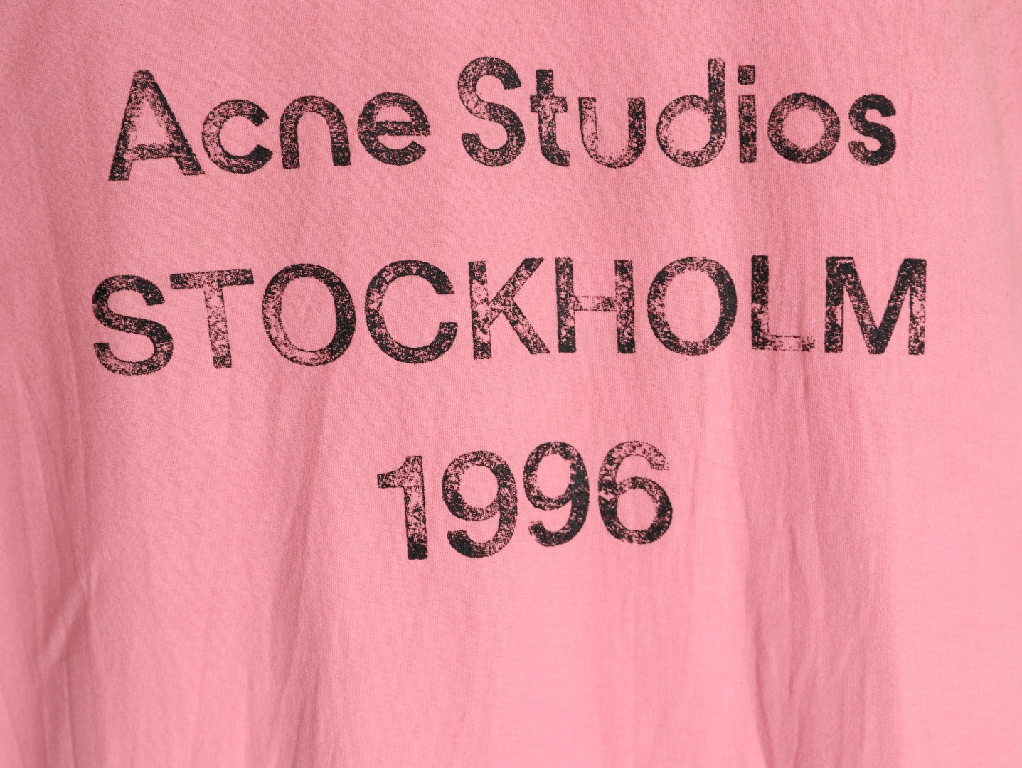 🔝Acne Studios 26SS 1996字母印花短袖T恤
面料是定制定染的32支220g原版雙紗棉，胚布經過高盂環保染色，裁大貨前還要進行高溫環縮水，降低縮水率的同時使得手感更柔軟舒適，印花方面必須五層膠漿，第一遍必須為進口打底漿，填平布料上極為細小的線洞，再由高溫床烤乾再劇頗色，採用油墨因熱平網印花，一共刷五層，每一層間隔為時間為30分鐘，才能保證出來的成品保持原版的質感，全套開發輔料
尺碼：S-XL