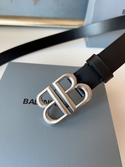 巴黎世家（Balenciaga）寬度3.0cm 是法國的奢侈品牌，作為時尚界最具影響力品牌之一的地位。設計師源於：都市時尚潮流獨特的設計風格，採用進口小牛皮製作；搭配純銅復古五金，使其更具魅力。值得擁有的百搭精品！
