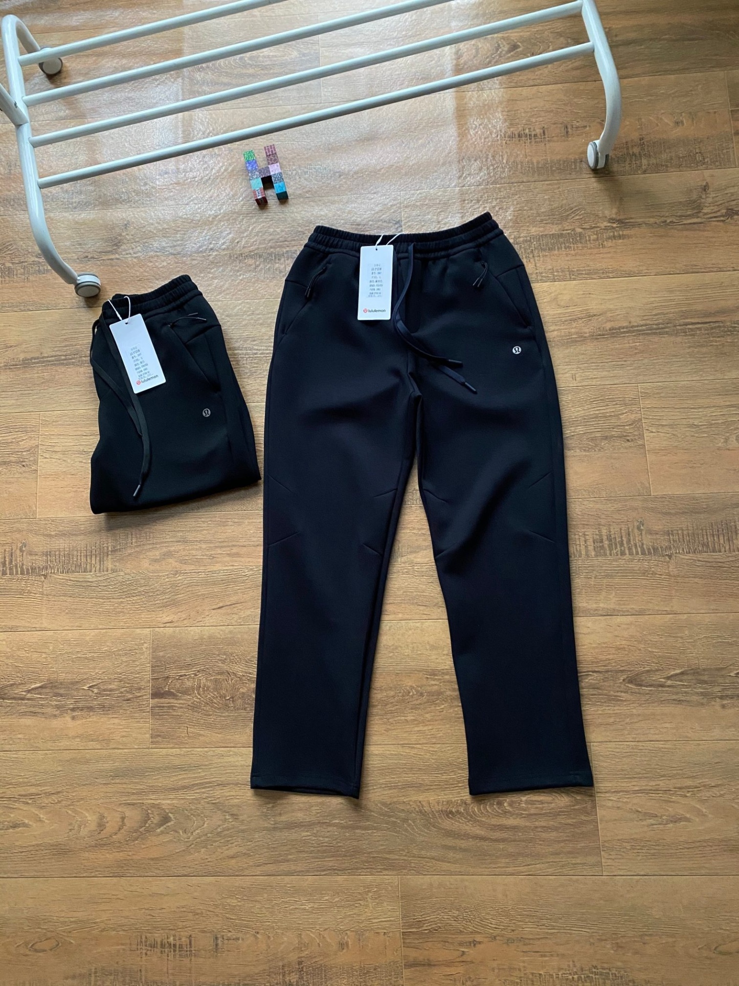 lululemon 露露  2026年春秋季新款男空氣棉休閒長褲  鬆緊腰帶 男士休閒運動衛褲！經典時尚款，客供彈力空氣層面料，軟糯垂彈，舒適透氣！採用空氣棉面料，上身絲滑，柔軟親膚，舒適透氣，不起球，不褪色，耐洗耐穿，上身百搭，不臃腫！做工精細，品質保證！精美logo燙印，兩側隱藏拉鍊口袋，做工細節都非常不錯，上身簡約百搭！立腰部鬆緊抽繩，兩側拉鍊口袋，做工走線整齊密集，高品質精品貨，空氣層面料定織定染，無色差。寬松版型，不挑腿型，更加遮肉顯瘦，烘托休閒隨意舒適的氣氛，不管怎麼穿搭都好看！