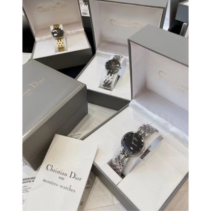 Dior vintage中古腕表
❣️原單 復古的魅力，絕對的經典！
❗️原包裝盒➕全套說明書/卡片
‼️2.6cm錶盤，完美尺寸，適合女性化的搭配風格～
無邊表鏡設計，錶盤纖薄有弧度，最具價值與收藏的中古.