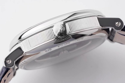 ZF超級大作 寶璣Tradition傳世系列！全自動逆跳秒針腕表！火爆來襲！

耗時近4年 潛心研發機芯 重金打造 至誠大作！——實現原裝全部功能！

【精彩細節】腕表尺寸40mmX11.65吻合正品ZF憑借豐富的復刻經驗，殼身打磨精細，造型簡潔精美，今纖薄表殼更顯優雅！上下採用整枚藍寶石水晶玻璃打造通透無比，充分展現了寶璣的經典設計。
【技術突破】超精密1比1原裝機芯開發研制而成。原本隱藏在錶盤底板之下的板橋、齒輪、擒縱機構、發條盒等機芯部件清晰展露。今精密機械運轉的奧秘毫無保留的呈現於眼前。10點鐘位