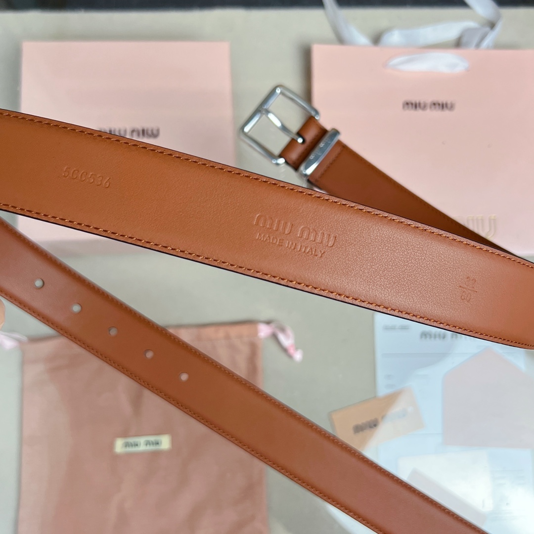 這款皮革腰帶設計簡約而優雅，腰帶環伴以Miu Miu徽標。雙面進口小牛皮 金屬搭扣 腰帶環飾激光雕刻徽標
寬度: 3.5cm

