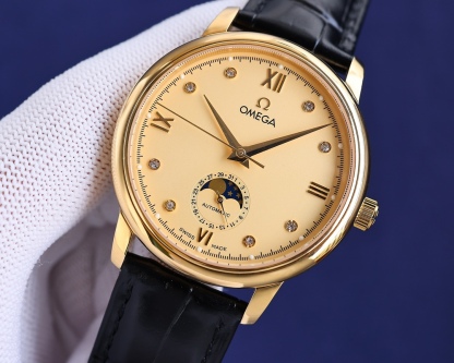 
玫瑰][玫瑰]20223【OMEGA】新款推薦，蝶飛系列＂升級版＂，機芯型號為ETA2824-6機芯（6位真日曆與24小時星辰功能） 質量穩定，尺寸40mm，厚度1.1mm.表殼為316L全鋼鍍納米鉑金表技術，更彰顯高貴大氣，錶帶搭配意大利頭層小皮，是你佩戴裝飾不二選擇。實物更高大上，期待你的品鑒[抱拳]送禮自戴精品！[勝利]高端品質，匠心獨具！大廠品質！歡迎轉載！