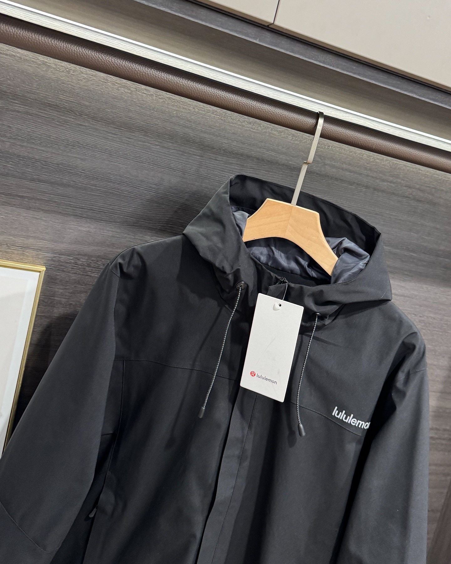 lululemon 機能衝鋒衣 | 雙緯記憶T800面料，戶外通勤全能王！
懂行的都知道，lululemon這件衝鋒衣的面料才是真·黑科技！採用雙緯記憶T800面料，防水4級以上，防風防雨、抗皺透氣、防刮耐磨，立體有型不軟塌，里料更是抗靜電布，應對乾燥天氣或特殊場所都毫無壓力！
- 防護拉滿：防潑拒水+防風鎖暖+透濕排網，暴雨天不漏水，大風天不透涼，運動時還能快速排汗，戶外徒步、通勤驟雨都能穩穩hold住。
- 細節質感：可調節抽繩連帽+隱形拉鍊口袋，胸口lululemon Logo+下擺壓印