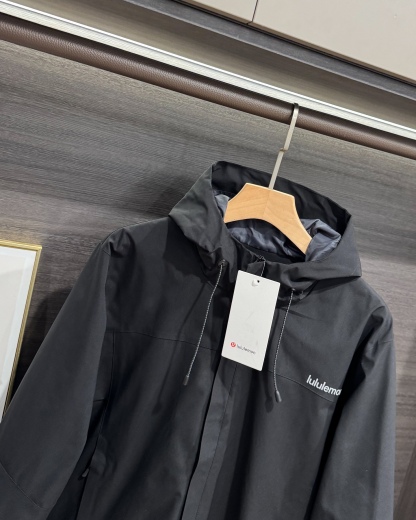lululemon 機能衝鋒衣 | 雙緯記憶T800面料，戶外通勤全能王！
懂行的都知道，lululemon這件衝鋒衣的面料才是真·黑科技！採用雙緯記憶T800面料，防水4級以上，防風防雨、抗皺透氣、防刮耐磨，立體有型不軟塌，里料更是抗靜電布，應對乾燥天氣或特殊場所都毫無壓力！
- 防護拉滿：防潑拒水+防風鎖暖+透濕排網，暴雨天不漏水，大風天不透涼，運動時還能快速排汗，戶外徒步、通勤驟雨都能穩穩hold住。
- 細節質感：可調節抽繩連帽+隱形拉鍊口袋，胸口lululemon Logo+下擺壓印
