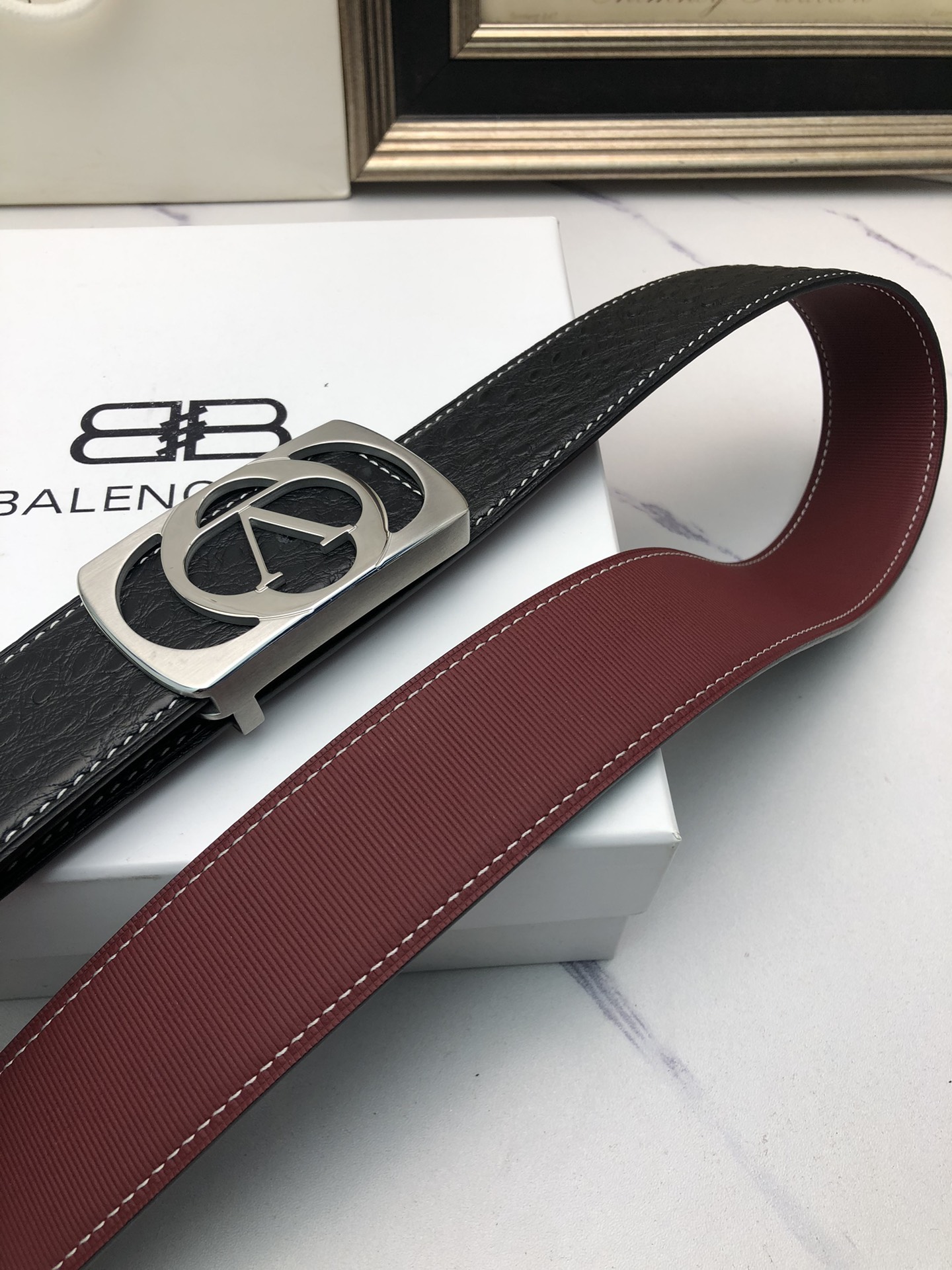 華倫天奴：原單頭層牛皮駝鳥花紋，內襯頭層壓橫紋牛皮底，營造織紋外觀。飾以標誌原單扣。專櫃寬度4.0