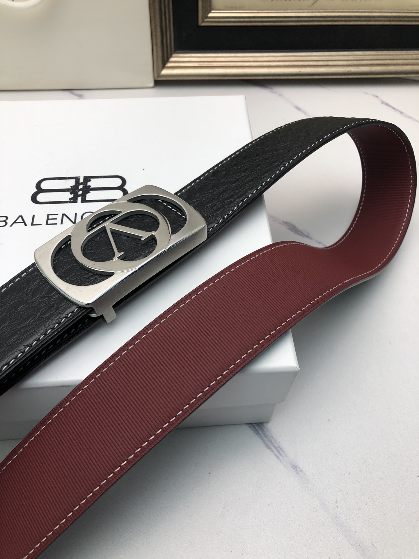 華倫天奴：原單頭層牛皮駝鳥花紋，內襯頭層壓橫紋牛皮底，營造織紋外觀。飾以標誌原單扣。專櫃寬度4.0