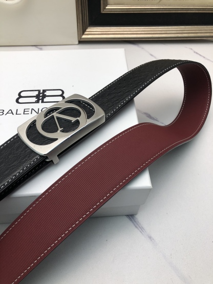 華倫天奴：原單頭層牛皮駝鳥花紋，內襯頭層壓橫紋牛皮底，營造織紋外觀。飾以標誌原單扣。專櫃寬度4.0