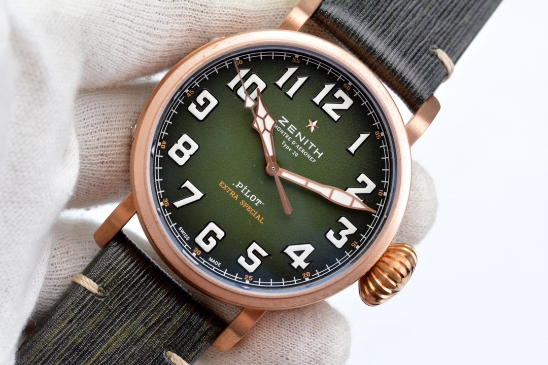 XF 真力時新品爆款：
卡其綠“青銅大飛”
1，全新殼套，升級進口材料，不，並且用特殊工藝處理不會再出現髒斑比復古感十足。
2，全新貼近軍事風格的粒面“卡其綠”錶盤。
3，具有真力時標誌性設計的“洋蔥大把頭”
青銅材質，歲月變遷，賦予你獨特的個性。