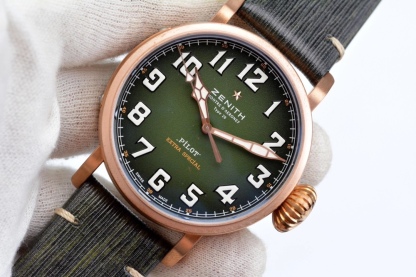 XF 真力時新品爆款：
卡其綠“青銅大飛”
1，全新殼套，升級進口材料，不，並且用特殊工藝處理不會再出現髒斑比復古感十足。
2，全新貼近軍事風格的粒面“卡其綠”錶盤。
3，具有真力時標誌性設計的“洋蔥大把頭”
青銅材質，歲月變遷，賦予你獨特的個性。