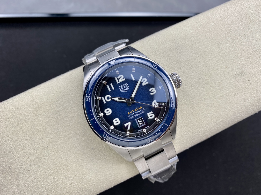 TAR年末巨獻——超級泰格豪雅系列腕表，正裝休閒兩不誤、小眾而不平庸、穩重而不失靈動，通勤的最佳首選腕表。全系均採用原裝數據打造、配件可以和原廠互換，頂級打磨 超強夜光 防水性能高達100米，超原單品質 誠意滿滿 並搭載原裝sw200機芯，歡迎品鑒！